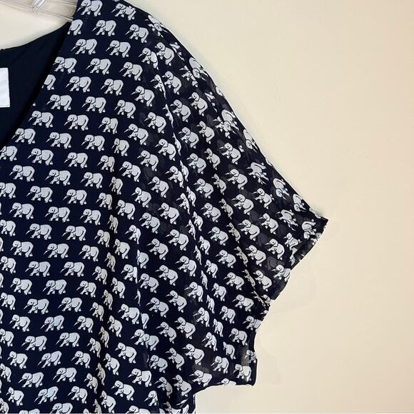 CAbi Navy/White Elephant Pattern Stretchy Waist Short Sleeve Blouse Size Small - Picture 4 of 13